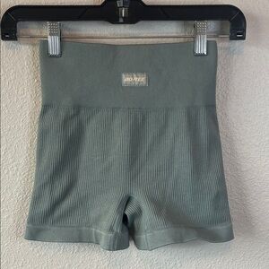 Bo + Tee Ribbed Biker Short Green Size XS
